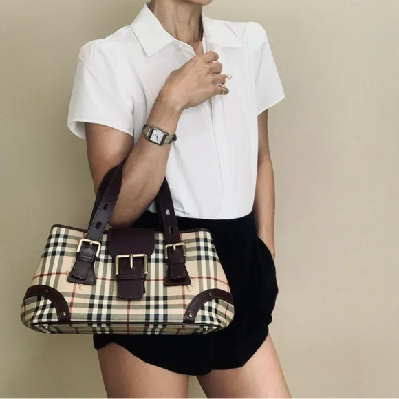 Almost Brand New Burberry bag - Picture 8 of 17